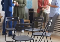 Vad händer om bostadsrättsföreningens styrelse avgår?